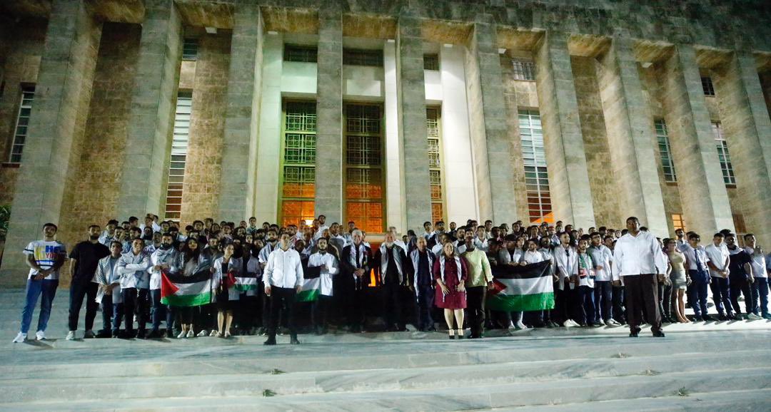 Fue estremecedor escuchar los testimonios de los jóvenes palestinos que estudian Medicina en #Cuba. 

Cuánto dolor en sus palabras, también cuánta firmeza y amor hacia su Patria. 

Como les dije ayer, nosotros los vamos a cuidar porque ustedes son el futuro de #Palestina.