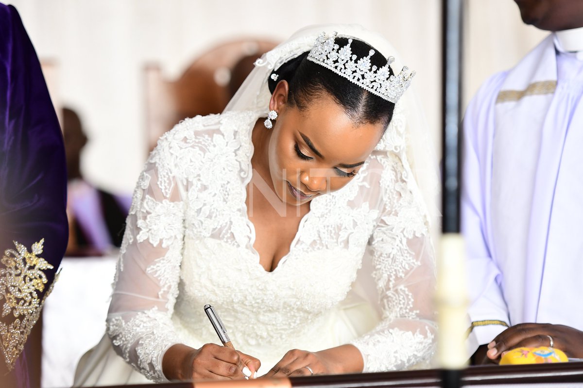 Inhebantu (Queen) of Busoga Jovia Mutesi signs the marriage certificate after exchanging wedding vows with the Isebantu (King) William Wilberforce Kadhumbula Nadiope Gabula IV at Christ's Cathedral in Jinja City on November 18, 2023. #BusogaRoyalWedding #EmbagaYaMwenemu…