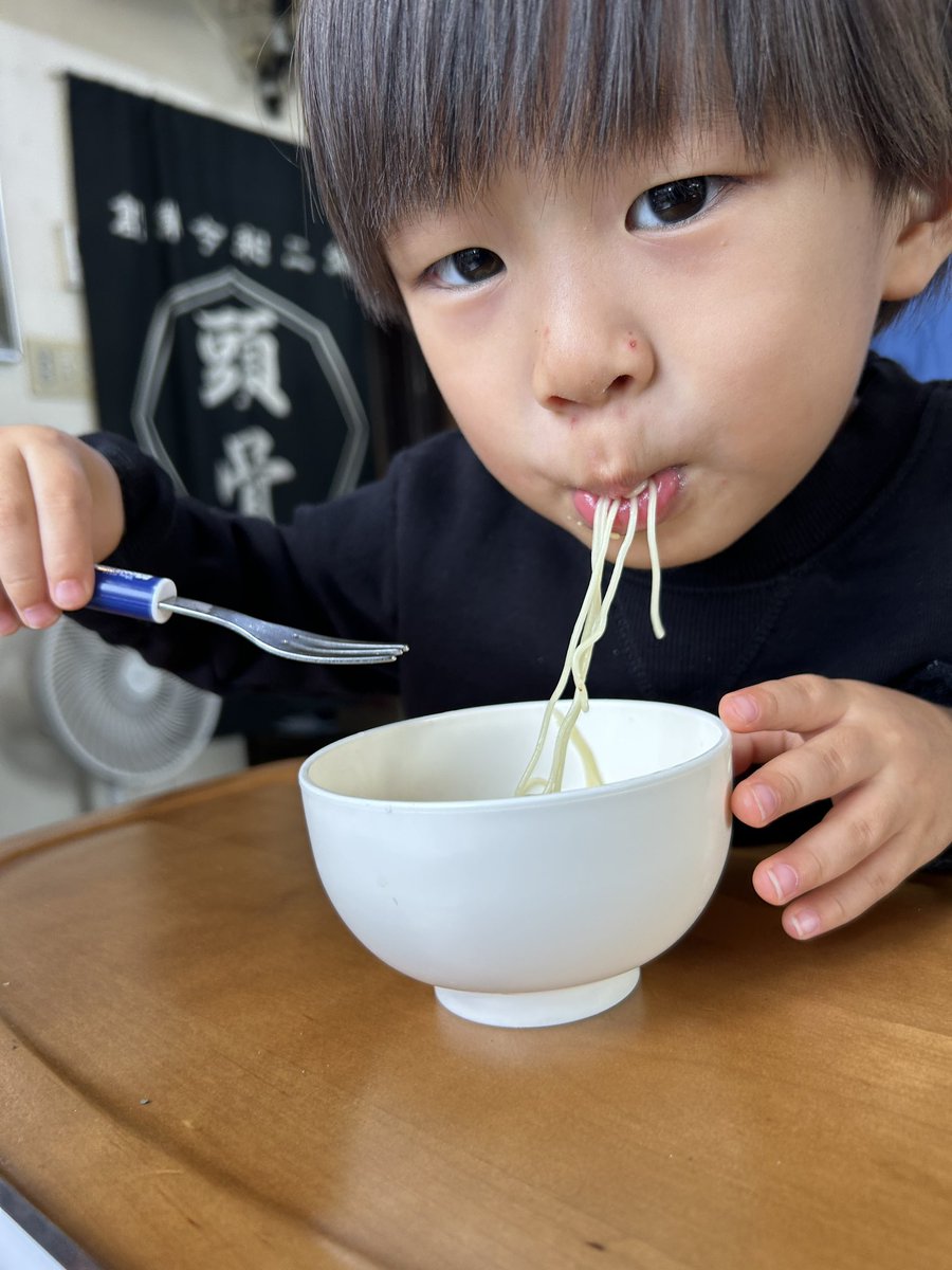 satoru1405's tweet photo. 今日のスープはすごかった
今まででトップクラス
息子もスープ欲しいといってご満悦
少し席離れて子供一人になった時すぐに女将さんが席に声かけにきてくれてた
そういうの感激する
大変美味しく頂きました
帰りは大きい声でバイバイできたと喜んでいました
#博多ラーメンひまわり
#ひまわりラーメン https://t.co/vbG3JZMFzk