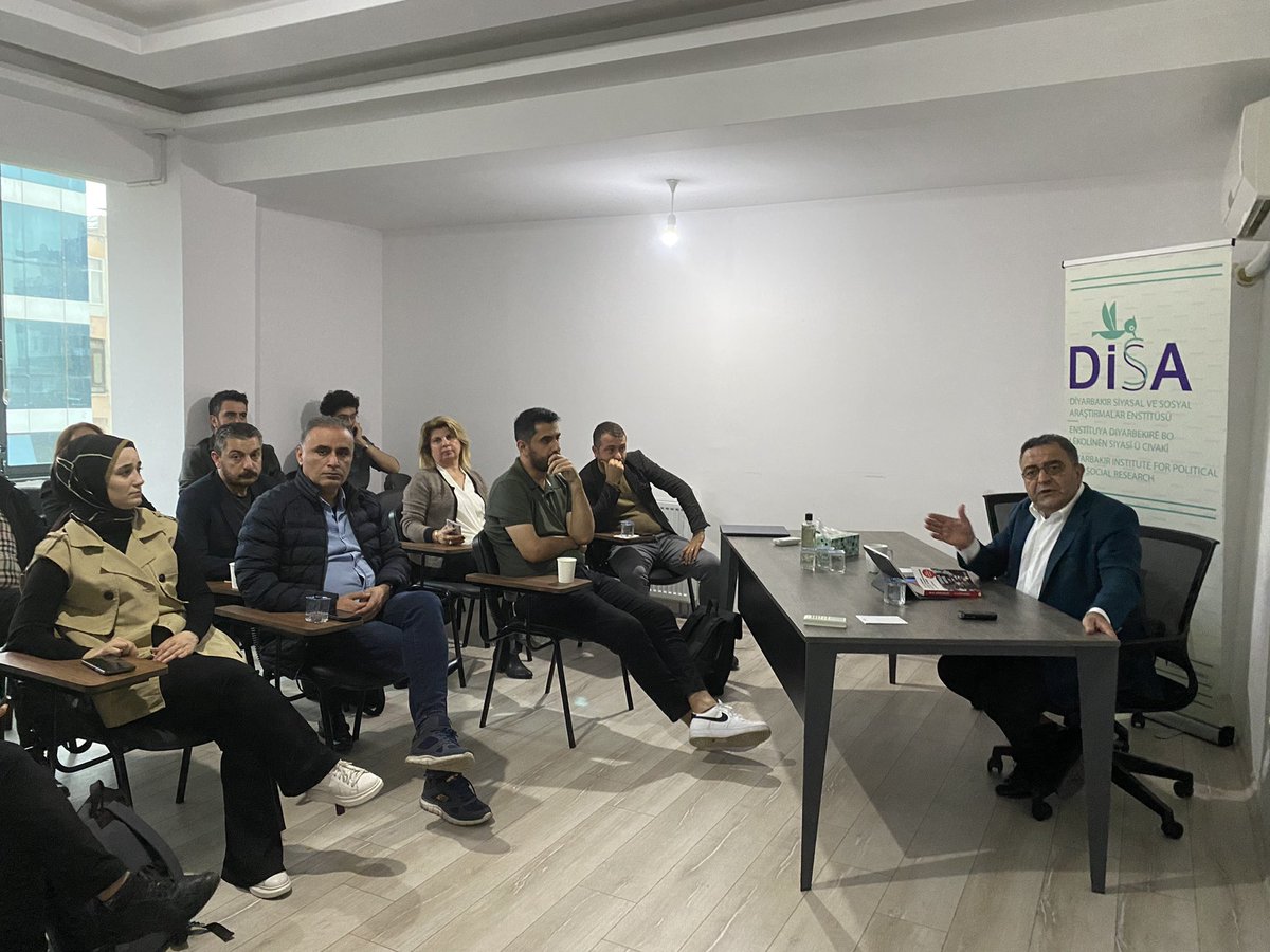 disaenstitu's tweet photo. “DİSA Barış Okulu 2” programının üçüncü oturumu CHP Diyarbakır Milletvekili Sayın Sezgin Tanrıkulu’nun katılımıyla gerçekleşti. 

@MSTanrikulu https://t.co/un2nhc2k51
