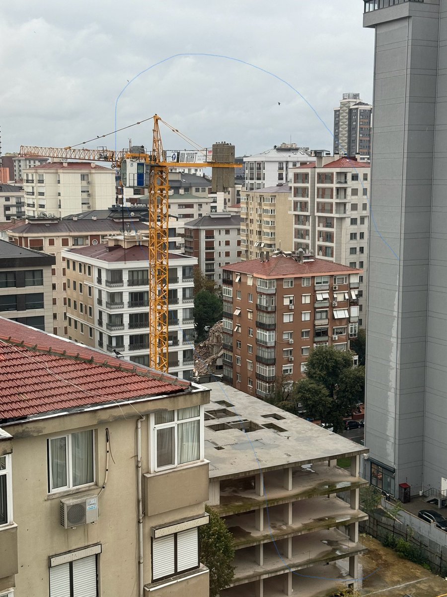 gmzergun's tweet photo. @kadikoybelediye Ömerpaşa-Akış sokak arası duran inşaata ait kullanılmayan vinç sökülsün. İşlek caddede fırtınada çok büyük risk oluşturuyor. Beton bloklar var…. https://t.co/QROaVhKQdf