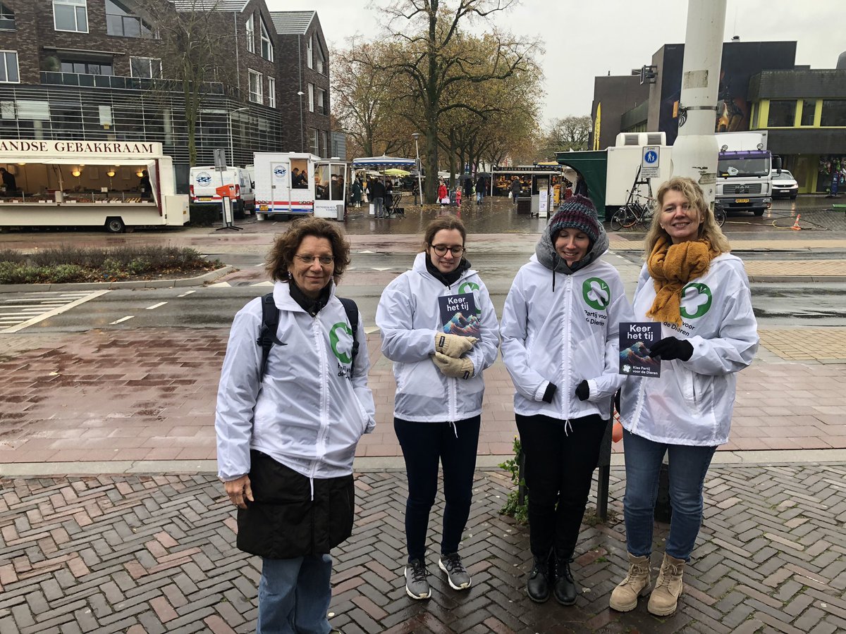 Veel aardige reacties op de PvdD flyers op de markt in Doetinchem ! Maar het was wel KOUD  🥶. #PvdD #keerhettij #eiseentoekomst #tk2023 #verkiezingen #partijvoordedieren