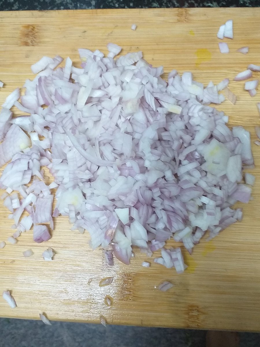 Rajini_rao63's tweet photo. One question for all #CulinaryExperts out there :
Have the Onions started behaving ( both red and white) or have my tear ducts dried up ???
I can finely chop upto 10 onions without 😭!! See pic! Pretty surprised. Hassle free preps👍
Dear ShanthaBai,You can take every Sat. off 😀 https://t.co/1ewa9FhHnW
