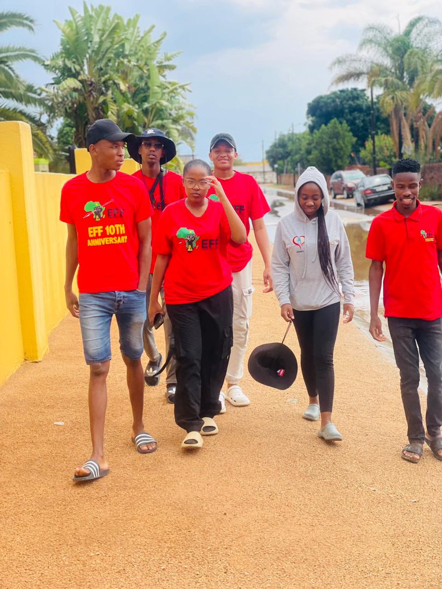 EFF_Limpopo's tweet photo. ⭕ Live Scenes ⭕

The @EffscLimpopo SRC Members at University of Limpopo on a program to encouragecommunity members and students to visit voting stations and register to vote.

#RegisterToVoteEFF
#2024IsOur1994 https://t.co/GcMerM41X2