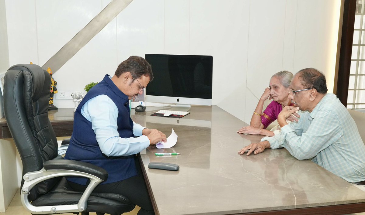 Dev_Fadnavis's tweet photo. 18-11-2023 📍 Nagpur |  १८-११-२०२३ 📍 नागपूर

Saturday with Nagpur! 😊
Met and interacted with Nagpurkar sisters & brothers, and attended, heard them for their issues, requests, and thoughts !
नागपूर येथे अनेक बंधू-भगिनींनी माझी भेट घेतली. चर्चा केली. यावेळी त्यांची समस्या ऐकली, काहींचे निवेदन स्वीकारले. 

#Nagpur #Mumbai #maharashtra