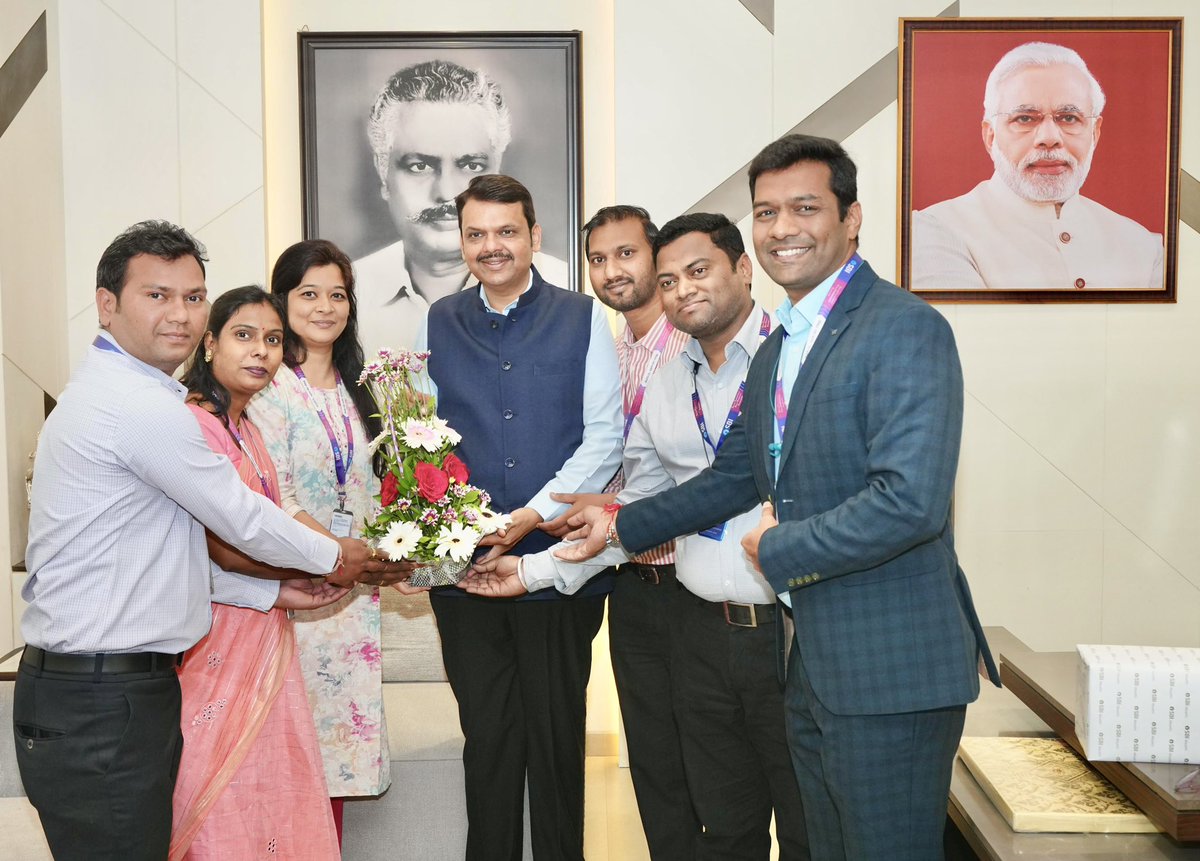 Dev_Fadnavis's tweet photo. 18-11-2023 📍 Nagpur |  १८-११-२०२३ 📍 नागपूर

Saturday with Nagpur! 😊
Met and interacted with Nagpurkar sisters & brothers, and attended, heard them for their issues, requests, and thoughts !
नागपूर येथे अनेक बंधू-भगिनींनी माझी भेट घेतली. चर्चा केली. यावेळी त्यांची समस्या ऐकली, काहींचे निवेदन स्वीकारले. 

#Nagpur #Mumbai #maharashtra