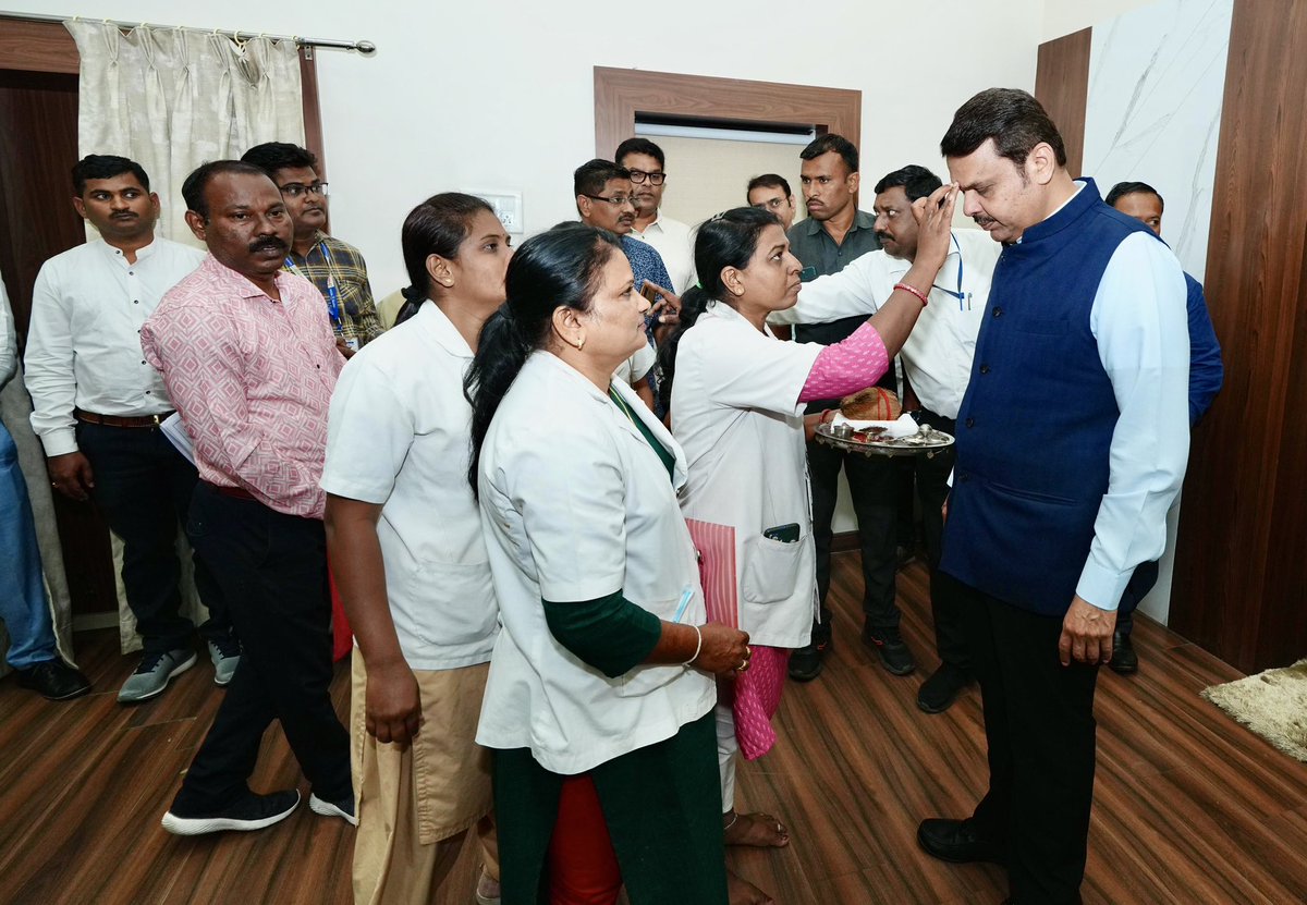Dev_Fadnavis's tweet photo. 18-11-2023 📍 Nagpur |  १८-११-२०२३ 📍 नागपूर

Saturday with Nagpur! 😊
Met and interacted with Nagpurkar sisters & brothers, and attended, heard them for their issues, requests, and thoughts !
नागपूर येथे अनेक बंधू-भगिनींनी माझी भेट घेतली. चर्चा केली. यावेळी त्यांची समस्या ऐकली, काहींचे निवेदन स्वीकारले. 

#Nagpur #Mumbai #maharashtra