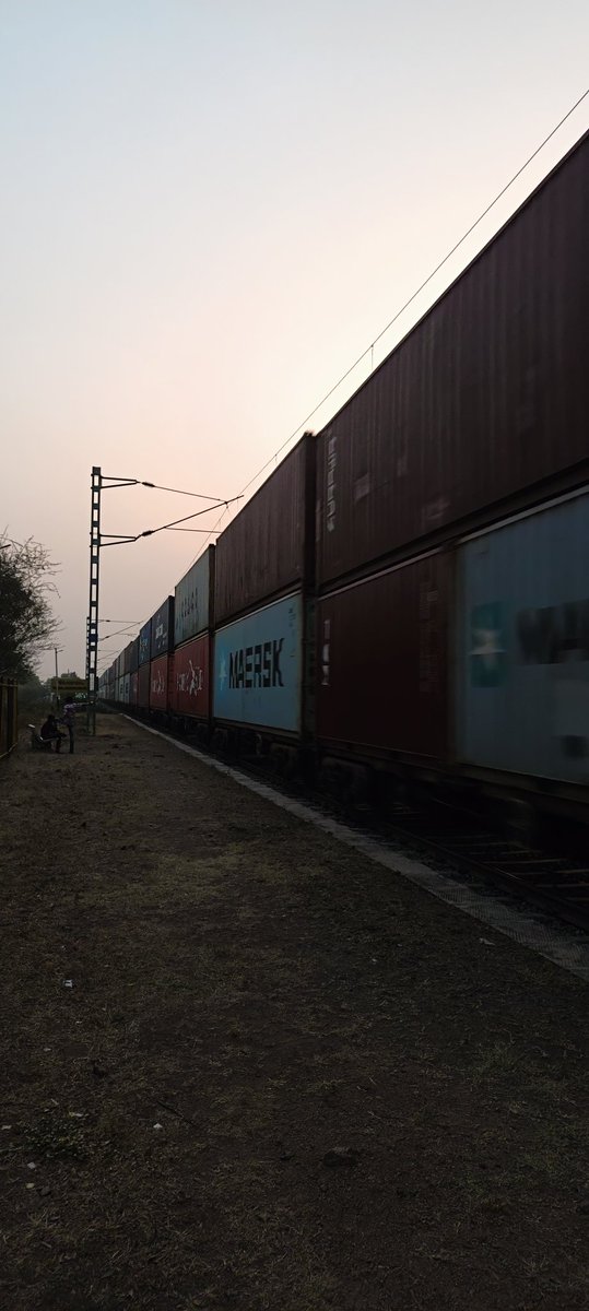 Mahuva to Bhavnagar passenger train 2.5 hrs late because of "GOODS train". Three GOODS train was pass away after passenger train real time <a href="/AshwiniVaishnaw/">Ashwini Vaishnaw</a> <a href="/RailMinIndia/">Ministry of Railways</a>