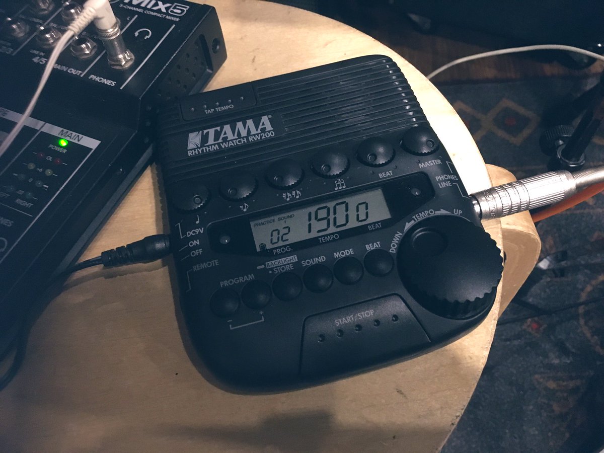 kohei1125's tweet photo. 先日観に行かせていただいたスティーヴガッド先生がこちらのメトロノームを使用していたので速攻でポチりましたw
(他のやつ何台もあるのにw)
今日現場で初めて使ったけどとっても使いやすかったです٩( ᐛ )و
#TAMA
#RW200 https://t.co/YjqcycQN5C