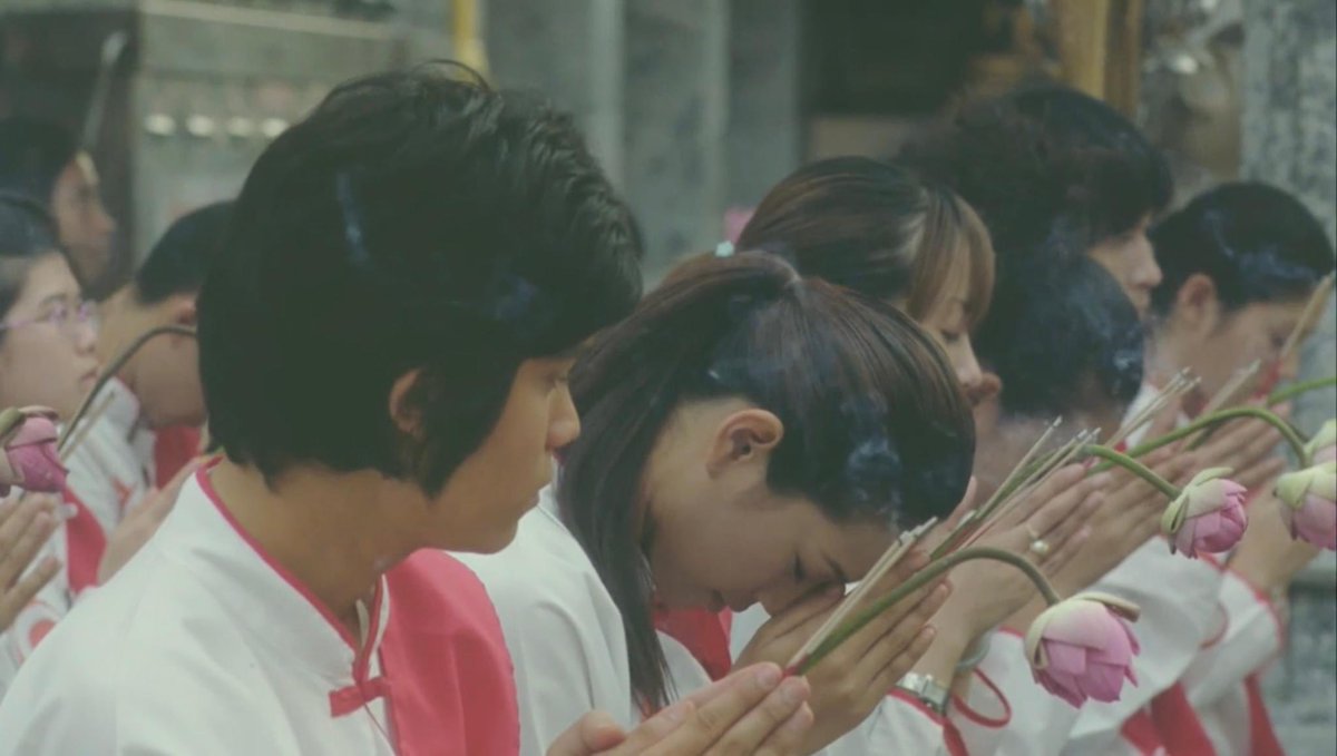 tamroyfilm's tweet photo. ซีน #รับน้องขึ้นดอย ของไข่ย้อย-ดากานดาท���่ปรากฏในหนัง ‘เพื่อนสนิท’ (2548) ประมาณ 1 นาที ผกก.เอสเล่าว่าที่มีซีนเหล่านี้เพราะอยากให้คนดูได้เ��็นกิจกรรมภายในมหา’ลัยที่ตัวละครเรียนอยู่ ในหนังจะมีโมเมนต์เล็กๆ ที่ไข่ย้อยแอบมองดากานดาตอนกำลังไหว้ขอพรพระธาตุดอยสุเทพ ซึ่งในซีนนี้เขาต้องการจะเล่าว่าไข่ย้อยสนใจดากานดาตั้งแต่ปี 1 แล้ว #เพื่อนสนิท