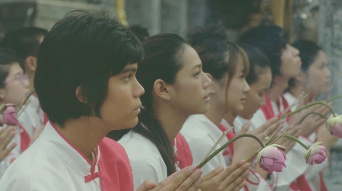 tamroyfilm's tweet photo. ซีน #รับน้องขึ้นดอย ของไข่ย้อย-ดากานดาท���่ปรากฏในหนัง ‘เพื่อนสนิท’ (2548) ประมาณ 1 นาที ผกก.เอสเล่าว่าที่มีซีนเหล่านี้เพราะอยากให้คนดูได้เ��็นกิจกรรมภายในมหา’ลัยที่ตัวละครเรียนอยู่ ในหนังจะมีโมเมนต์เล็กๆ ที่ไข่ย้อยแอบมองดากานดาตอนกำลังไหว้ขอพรพระธาตุดอยสุเทพ ซึ่งในซีนนี้เขาต้องการจะเล่าว่าไข่ย้อยสนใจดากานดาตั้งแต่ปี 1 แล้ว #เพื่อนสนิท