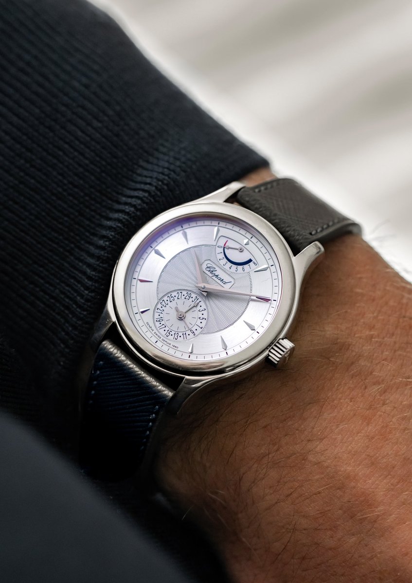 Exclusives, live. A ref. 16/1863 ‘Quattro’, a decidedly over-engineered neo-vintage offering from LUC so named for its calibre 1.98’s four stacked mainspring barrels which offer an 8-day power reserve. It features a hand-guilloché Metalem dial, COSC certification, Geneva Seal,