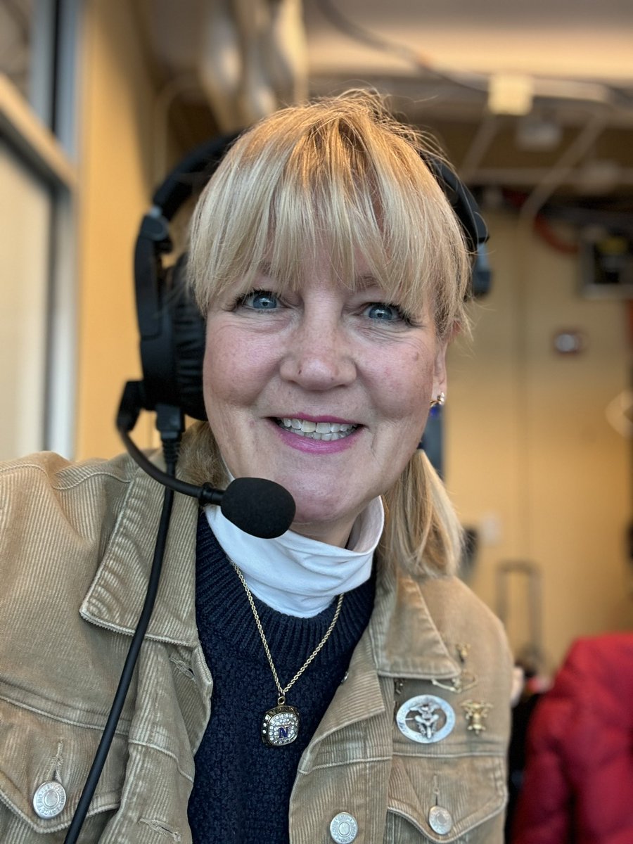 alisportshots's tweet photo. Ready to help @USNA86 test the @DVSport headsets for the @NavyFB game vs ECU... then I'll be on the sideline for @TheMidReport ahead of our NOON kickoff. #gonavy #beatecu #themidreport #alisportshots https://t.co/GHhM8X3O3o