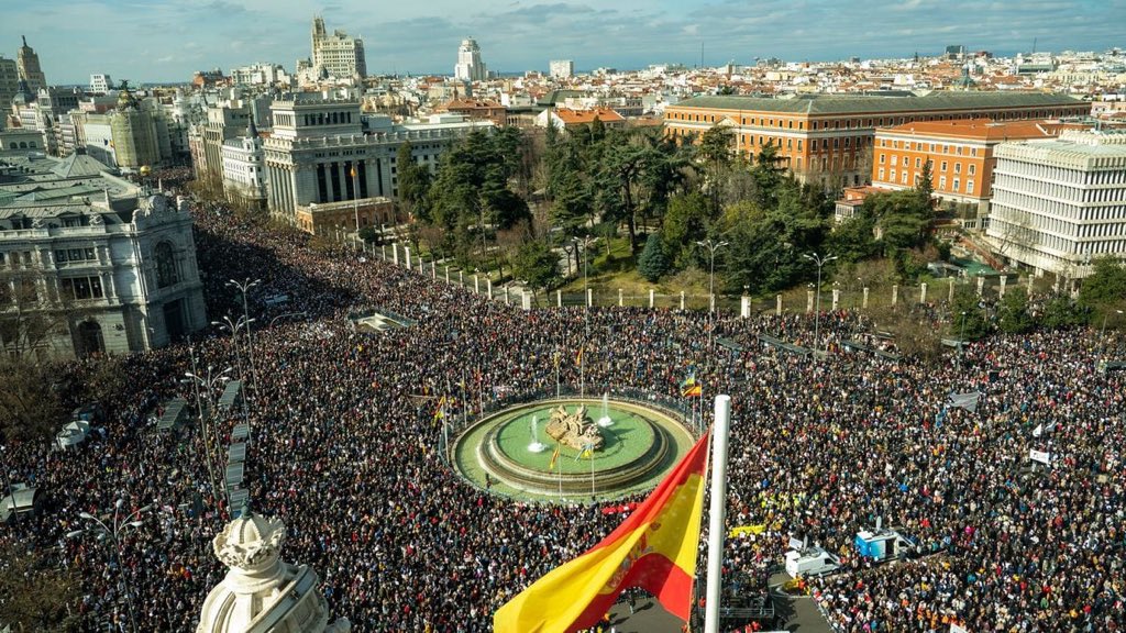 AlanBarrosoA's tweet photo. @NunezFeijoo Nosotros también sabemos llenar plazas. La diferencia es que lo hacemos en defensa de la sanidad pública y no por alucinaciones falsas como que “España se rompe” o que “vivimos en una dictadura”. Pequeñas diferencias. https://t.co/8e4FrcTQoW