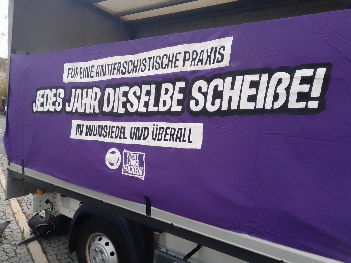 Wir sind heute in Wunsiedel um unseren antifaschistischen Protest auf die Straße zu tragen. Um 15:00 geht's los! 

Aktuell gibt es bereits Vorkontrollen um den Standort der Auftaktkundgebung. Passt auf euch auf! 
#wun1811