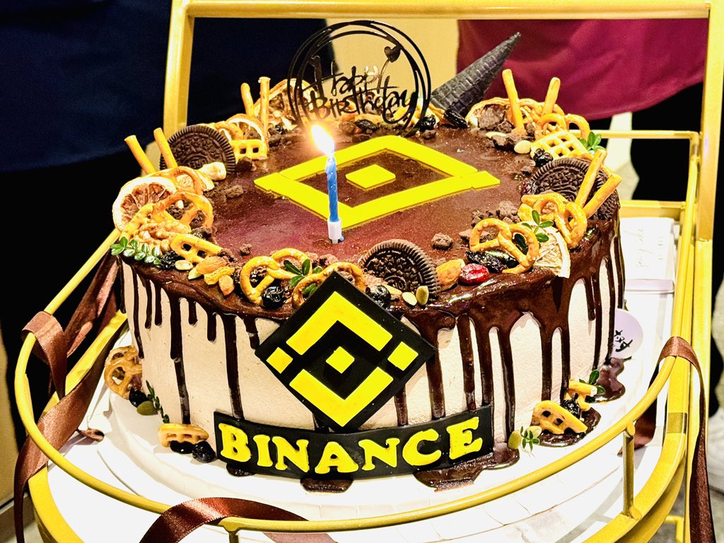 CryptoBigHand's tweet photo. 感谢@yayabinance表妹送的生日蛋糕🎂，还得是@binance ，用心对待用户🫶，太感动了，大爱币安，@cz_binance  @heyibinance @binancezh 

抽一位用户送同款卫衣，48H⏰
1️⃣转发本推
2️⃣关注@CryptoBigHand 和@yayabinance 
3️⃣祝我生日快乐🎊

下轮牛市大家都左手法拉利，右手一个亿😎 https://t.co/H2mXdEeS6y