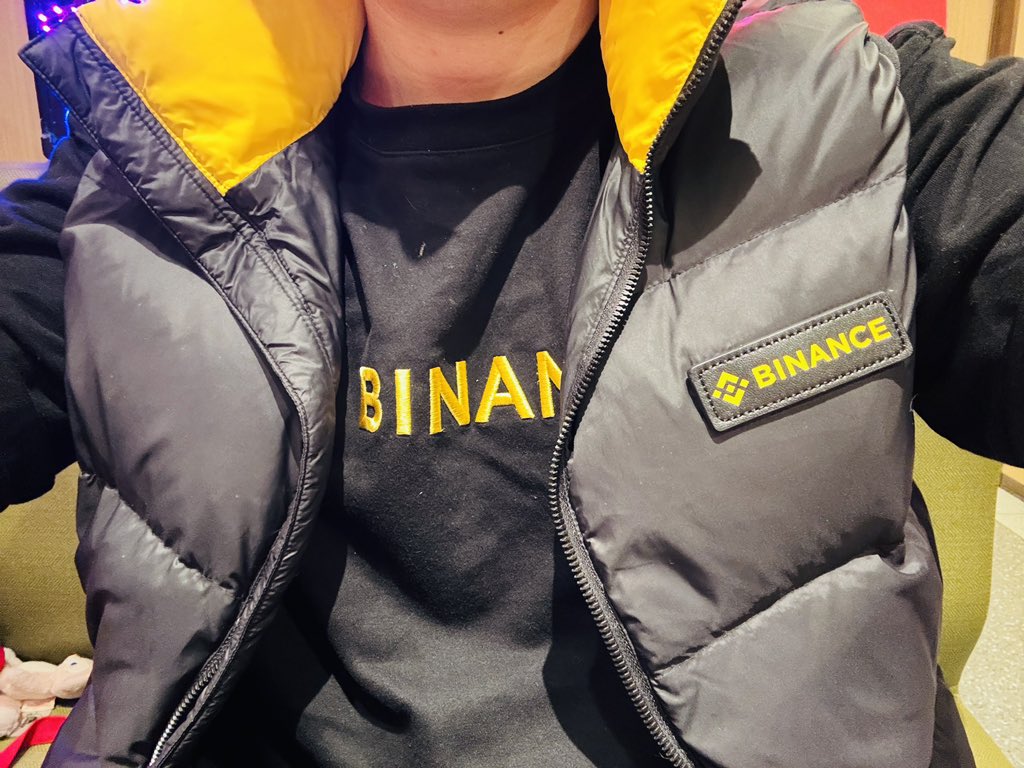 CryptoBigHand's tweet photo. 感谢@yayabinance表妹送的生日蛋糕🎂，还得是@binance ，用心对待用户🫶，太感动了，大爱币安，@cz_binance  @heyibinance @binancezh 

抽一位用户送同款卫衣，48H⏰
1️⃣转发本推
2️⃣关注@CryptoBigHand 和@yayabinance 
3️⃣祝我生日快乐🎊

下轮牛市大家都左手法拉利，右手一个亿😎 https://t.co/H2mXdEeS6y