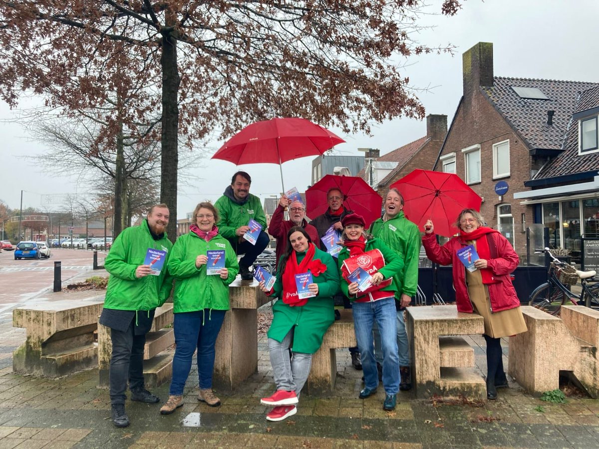 Nog een paar dagen te gaan voordat Nederland naar de stembus gaat #verkiezingen Op campagne in de regen in ⁦<a href="/Gem_Overbetuwe/">Gemeente Overbetuwe</a>⁩ Veel zwevende kiezers gesproken. Positieve reacties tijdens de gesprekken en de folder gaat mee naar huis🌹🍀 ⁦<a href="/gl_pvda/">GroenLinks-PvdA</a>⁩ #hetkananders #22nov