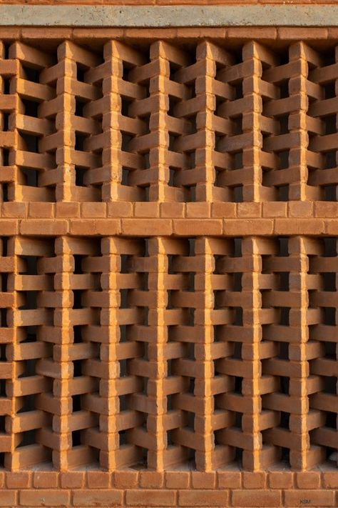 hanslorei's tweet photo. How to find the edge (of design):

The edge is always at the intersection of safe &amp; comfortable and bold &amp; crazy https://t.co/gqTgrxccAS