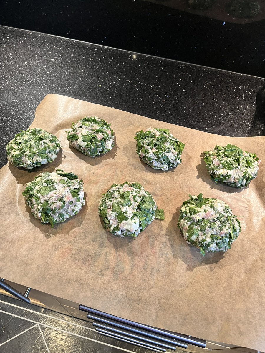 lee_wilkinson2's tweet photo. Burgers with a twist! Chicken mince combined with spinach & feta - packed with flavour and a little kinder on the waist!
⭐️💫 Recipe and ingredients here: https://t.co/cdCrSjczVR
#WilkoCooks #Homemade #Chicken #ChickenMince #YesToMeat #Burger https://t.co/MlUJgeJTBW