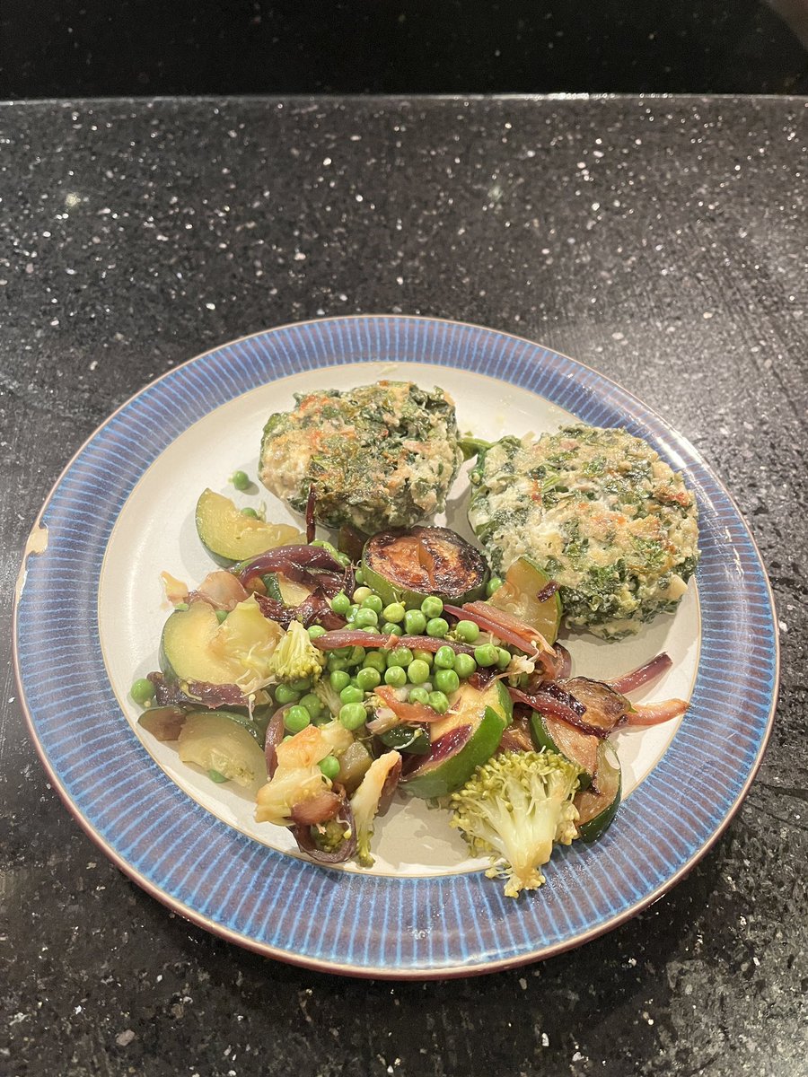 lee_wilkinson2's tweet photo. Burgers with a twist! Chicken mince combined with spinach & feta - packed with flavour and a little kinder on the waist!
⭐️💫 Recipe and ingredients here: https://t.co/cdCrSjczVR
#WilkoCooks #Homemade #Chicken #ChickenMince #YesToMeat #Burger https://t.co/MlUJgeJTBW