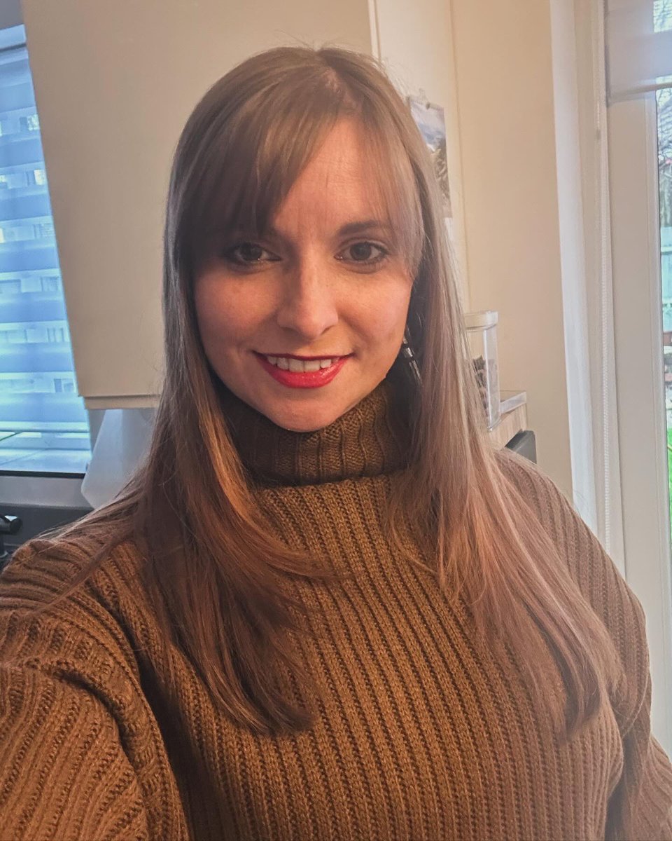 shazkee's tweet photo. Before I hit a day of working (that time of years 😩) thought I would don a bit of red lippy and kick out the autumn vibes for some brekkie with my parents (and foster bro)! #brekkie #bigbreakfast #fullenglish #autumnvibes #redlippy https://t.co/q8pGNnIF6d