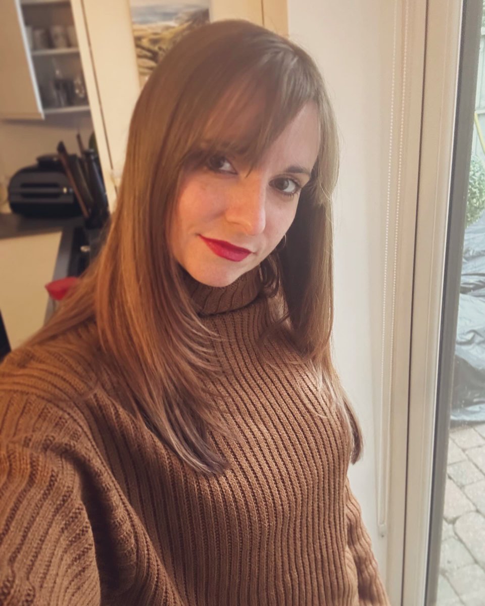 shazkee's tweet photo. Before I hit a day of working (that time of years 😩) thought I would don a bit of red lippy and kick out the autumn vibes for some brekkie with my parents (and foster bro)! #brekkie #bigbreakfast #fullenglish #autumnvibes #redlippy https://t.co/q8pGNnIF6d