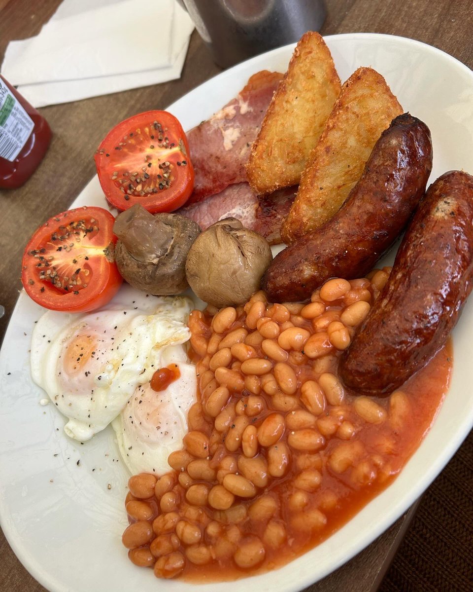 shazkee's tweet photo. Before I hit a day of working (that time of years 😩) thought I would don a bit of red lippy and kick out the autumn vibes for some brekkie with my parents (and foster bro)! #brekkie #bigbreakfast #fullenglish #autumnvibes #redlippy https://t.co/q8pGNnIF6d
