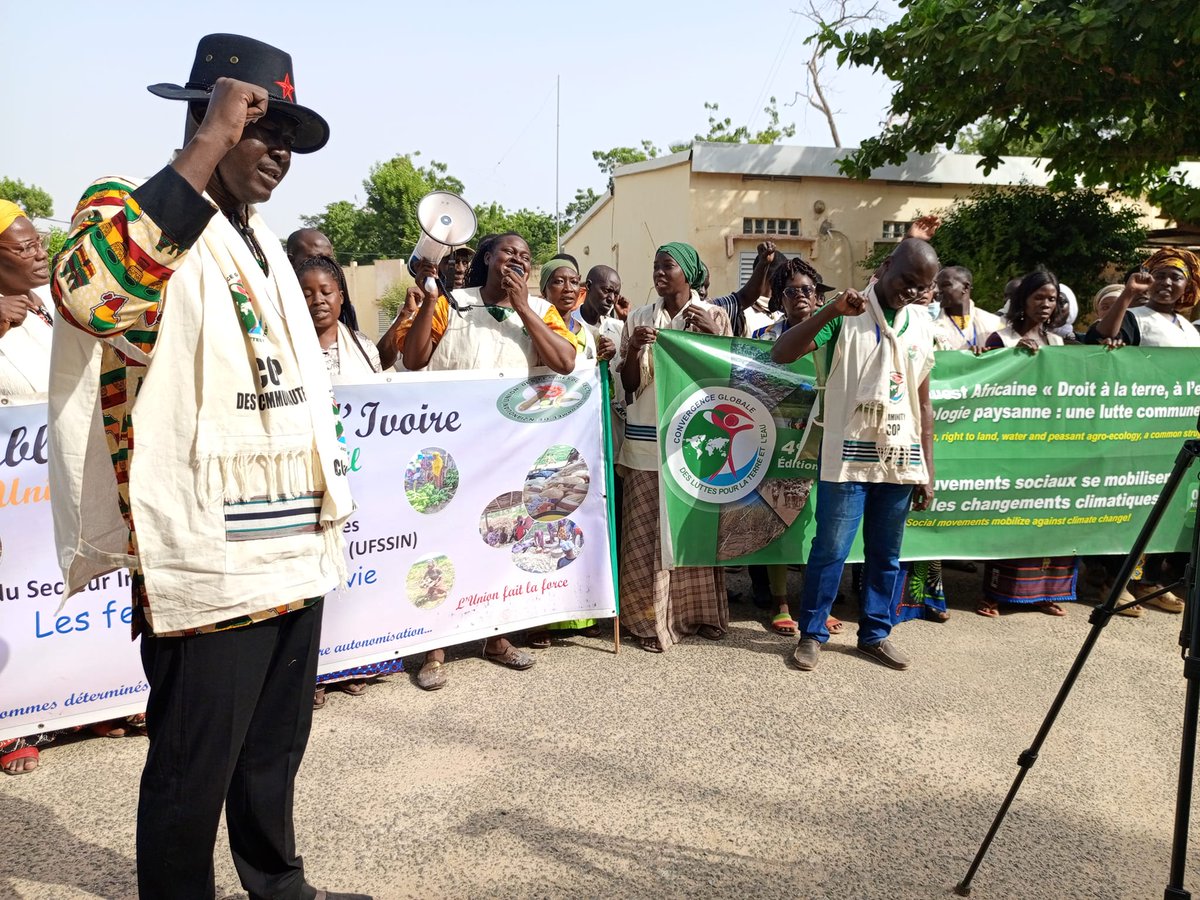 Les caravaniers reçus au gouvernorat de Kayes. Le message est le même, plaider auprès des autorités pour les engager dans la lutte contre les changements climatiques, pour la promotion de l'agroécologie paysanne, et la défense des droits des communautés.
#caravane_2023,#cglte