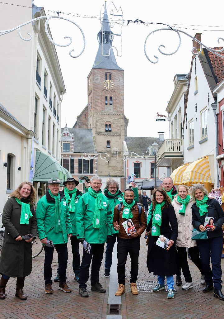 Met een enthousiaste club vrijwilligers en kandidaat-Kamerleden @AnneKuik en Sarath Hamstra geflyerd in #Hattem. Ondanks het weer veel goede gesprekken met (zwevende) kiezers. Twijfel jij nog? Check cda.nl/hattem voor de speerpunten voor Hattem!