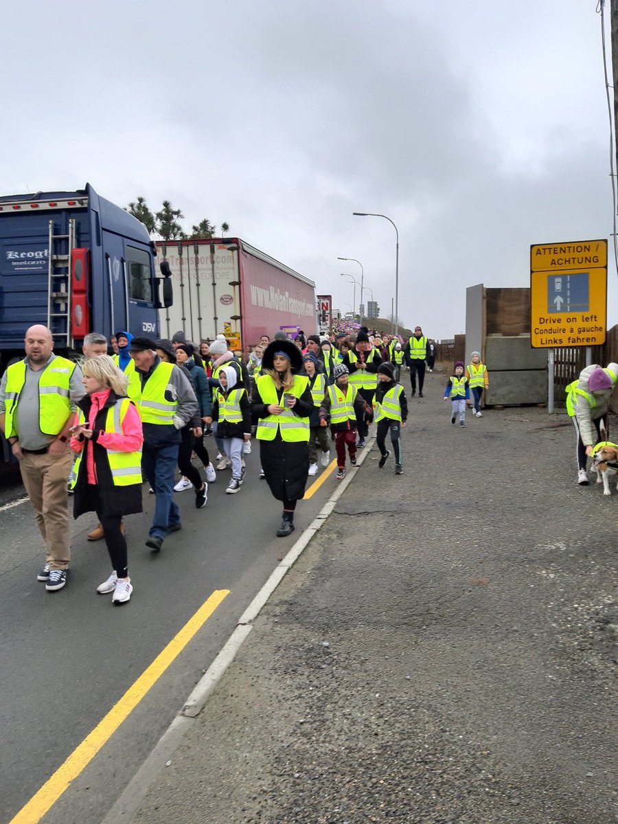 Rosslare harbour residents are out in force. 

The tide is turning! Keep the pressure on lads. 

#IrelandBelongsToTheIrish #IrelandisFull
