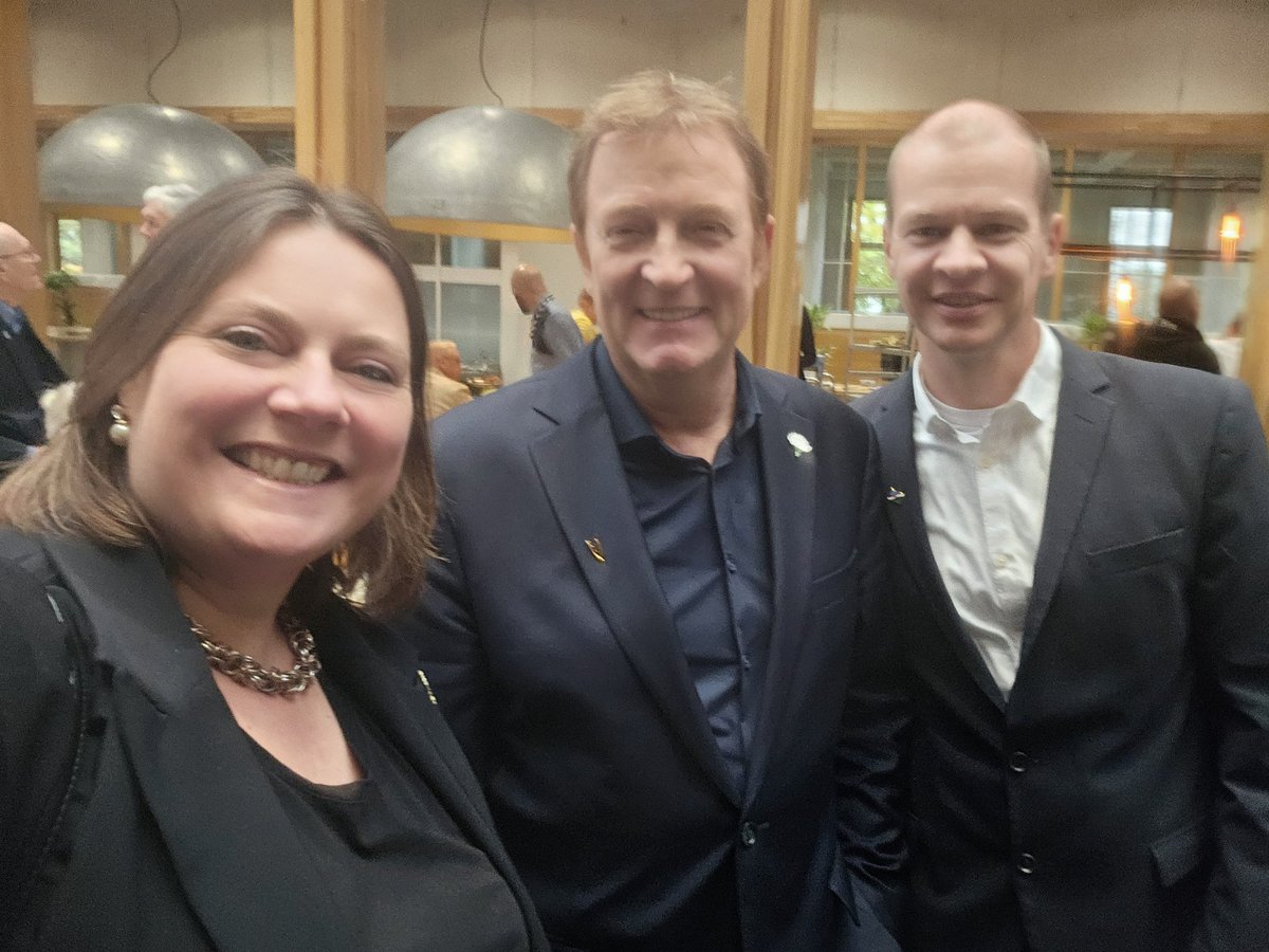 Renske Zieverink (@xxxrenskjexxx) on Twitter photo Bijzonder moment als je met de voltallige fractie <a href="/deventerbelang/">deventerbelang</a> op de #veteranendag van de <a href="/DeventerGem/">Gemeente Deventer</a> bent. Bijzonder moment als je met de voltallige fractie <a href="/deventerbelang/">deventerbelang</a> op de #veteranendag van de <a href="/DeventerGem/">Gemeente Deventer</a> bent.