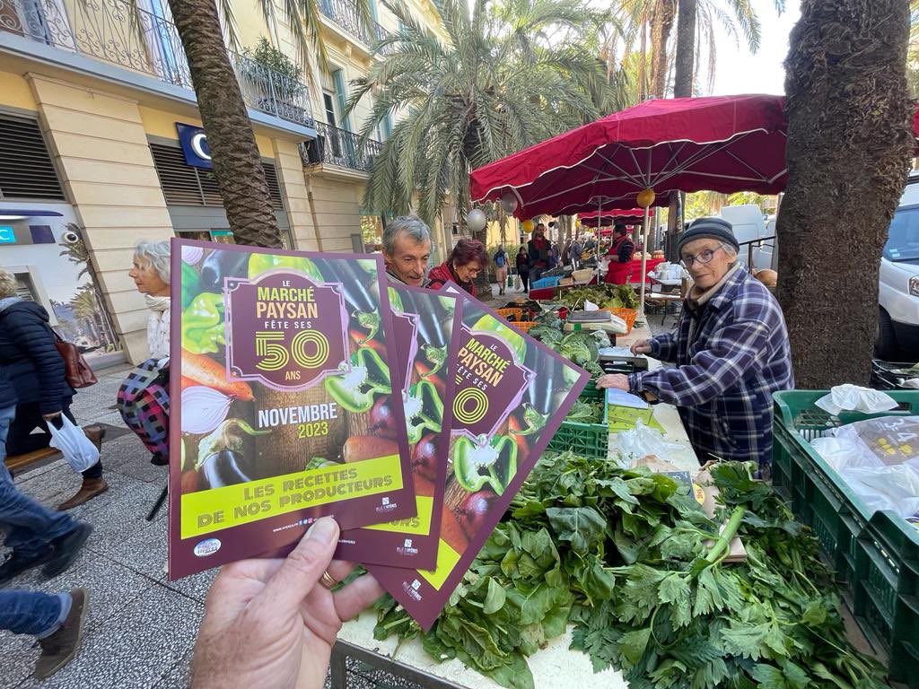 villedhyeres's tweet photo. 📸50 ans du Marché Paysan de #Hyères ce matin en centre-ville 🎉🥦💐
Vous étiez nombreux à venir faire vos emplettes auprès de ces 25 agriculteurs locaux.

👉 A cette occasion, animations, dégustations et tombola étaient organisées, suivies d’un apéritif convivial. https://t.co/Ho19CHCqef