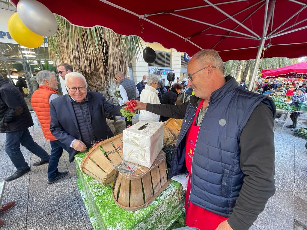 villedhyeres's tweet photo. 📸50 ans du Marché Paysan de #Hyères ce matin en centre-ville 🎉🥦💐
Vous étiez nombreux à venir faire vos emplettes auprès de ces 25 agriculteurs locaux.

👉 A cette occasion, animations, dégustations et tombola étaient organisées, suivies d’un apéritif convivial. https://t.co/Ho19CHCqef