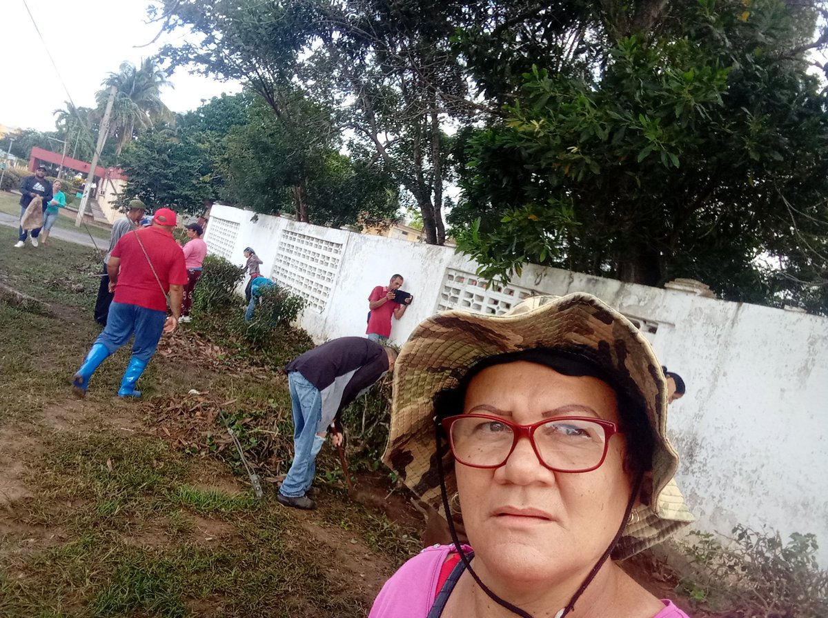 BelkysLazara's tweet photo. Desarrolla la Dirección General de Educación en Sandino una jornada de limpieza en las áreas exteriores del Seminternado XX Aniversario, centro sede del acto provincial por el día del educador el venidero 22 de diciembre #MaestrosPorSiempre #JuntodPodemos #CubaMined #PinardelRío https://t.co/dOHjiptn4b