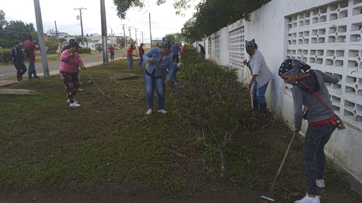 BelkysLazara's tweet photo. Desarrolla la Dirección General de Educación en Sandino una jornada de limpieza en las áreas exteriores del Seminternado XX Aniversario, centro sede del acto provincial por el día del educador el venidero 22 de diciembre #MaestrosPorSiempre #JuntodPodemos #CubaMined #PinardelRío https://t.co/dOHjiptn4b