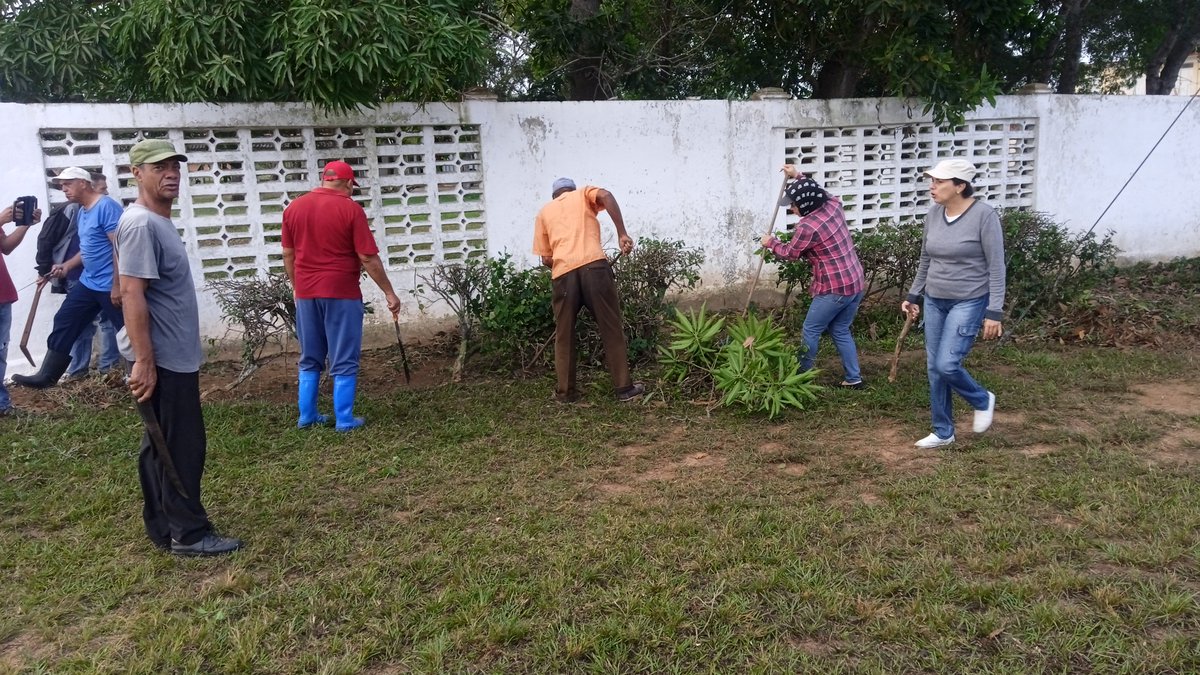 BelkysLazara's tweet photo. Desarrolla la Dirección General de Educación en Sandino una jornada de limpieza en las áreas exteriores del Seminternado XX Aniversario, centro sede del acto provincial por el día del educador el venidero 22 de diciembre #MaestrosPorSiempre #JuntodPodemos #CubaMined #PinardelRío https://t.co/dOHjiptn4b