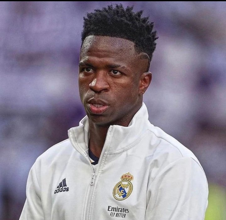 Rebo4L's tweet photo. Quote this tweet with things we should "NEVER DO" as a football fan.

I'll start;
Never ask a man his salary, a woman her age and real madrid fans Vinicius stats for Brazil. https://t.co/PnIndRYb12