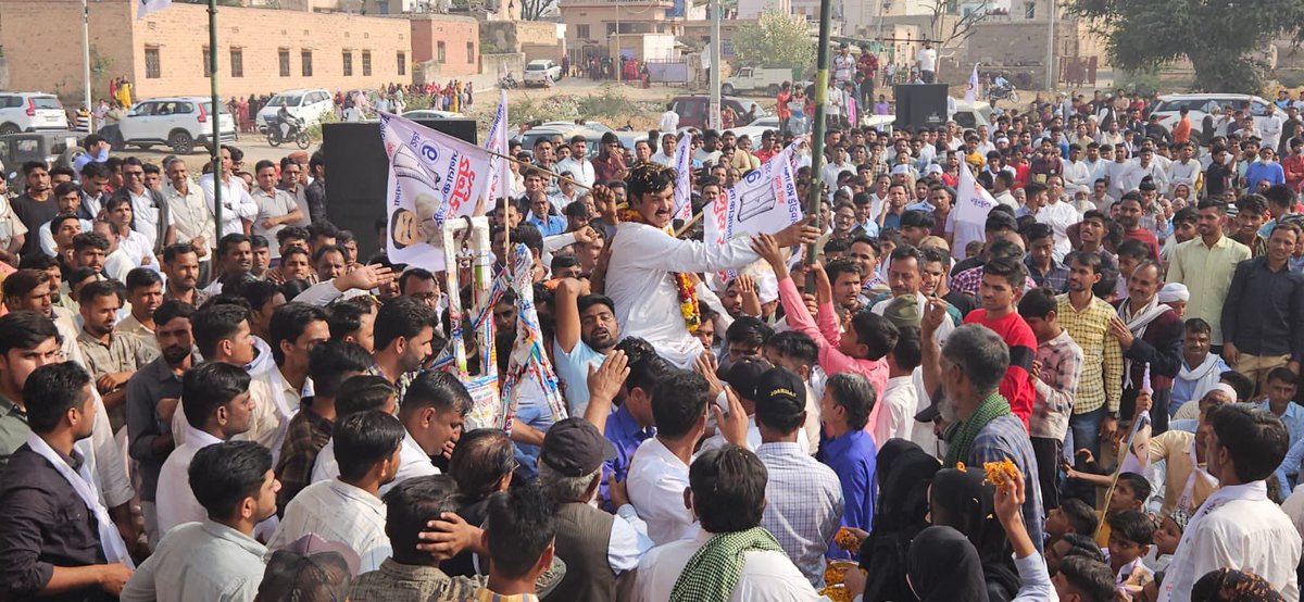 ग्राम शेरानी आबाद में ग्रामवासियों द्वारा भव्य स्वागत किया गया, जिसके साथ ही भारी संख्या में ग्रामवासियों ने पहुँच कर अपना आशीर्वाद एवं समर्थन दिया।
बहुत-बहुत आभार शेरानी आबाद!
(1/4)
#जनता_का_फैसला
#जनता_का_सेवक 
#जनता_का_उम्मीदवार