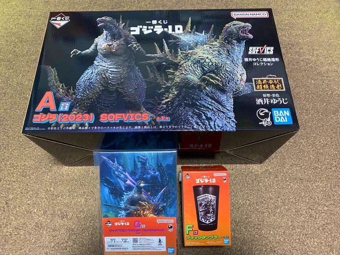 劇場に一番くじが売っていたので記念に3回購入。A賞が当たってくれました!やったぜ!人生初一番くじ大勝利〜!細部までしっかり作られていて塗りも綺麗でめちゃくちゃカッコいいです。今迄部屋にフィギュアとか置いて無かったんですけどコレは出来が良いし自分で当てた事が嬉しいので飾りたいですね 
