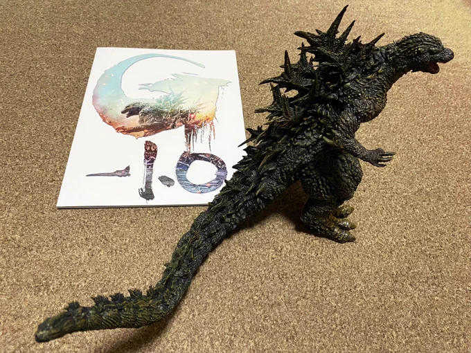 劇場に一番くじが売っていたので記念に3回購入。A賞が当たってくれました!やったぜ!人生初一番くじ大勝利〜!細部までしっかり作られていて塗りも綺麗でめちゃくちゃカッコいいです。今迄部屋にフィギュアとか置いて無かったんですけどコレは出来が良いし自分で当てた事が嬉しいので飾りたいですね 