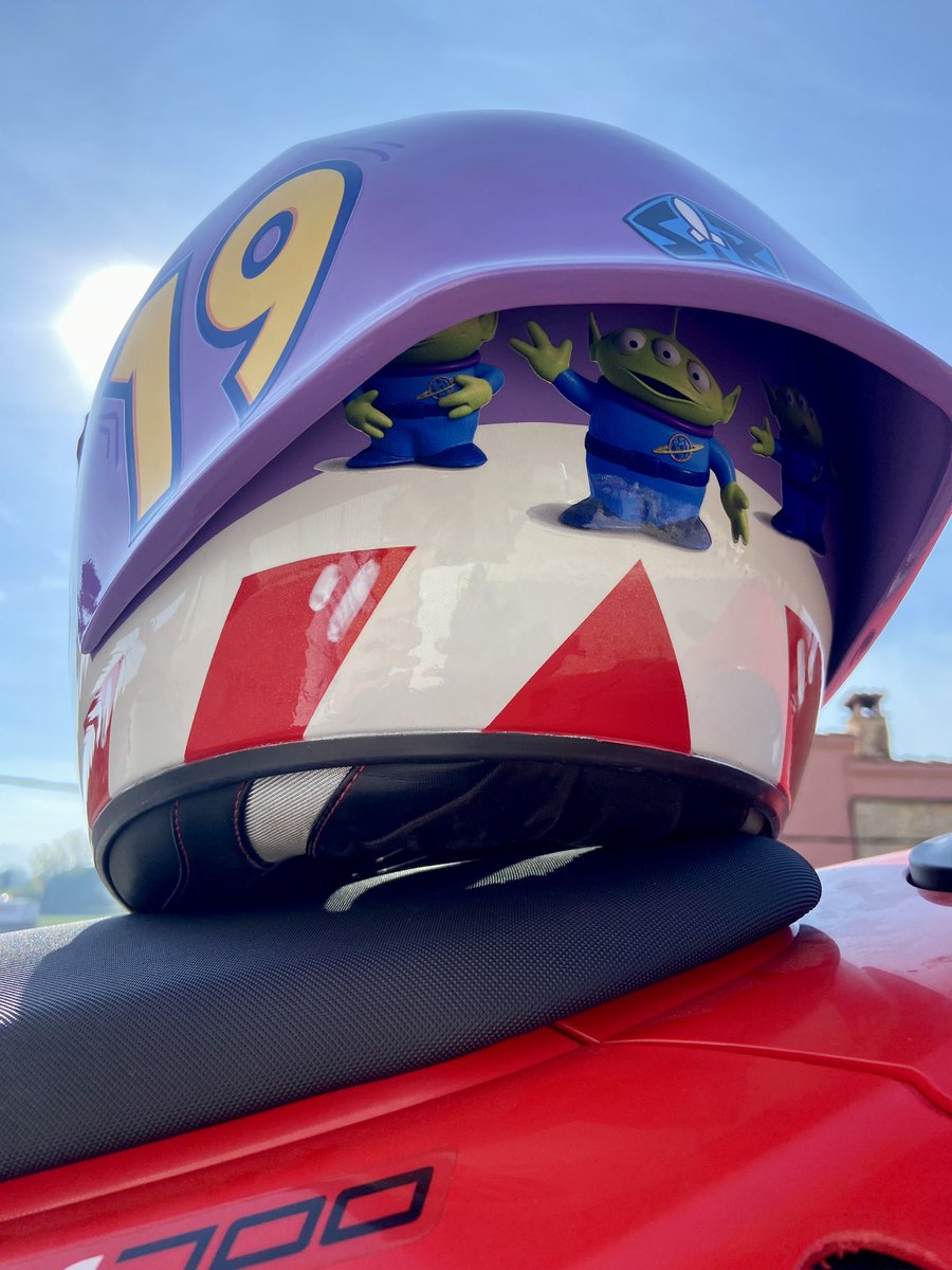 oriol_roige's tweet photo. SHARK Race-R Pro Buzz Lightyear Edition🧑🏼‍🚀🚀
#shark #buzzlightyear #motogp #helmet #race https://t.co/3Pd8b8zsnq