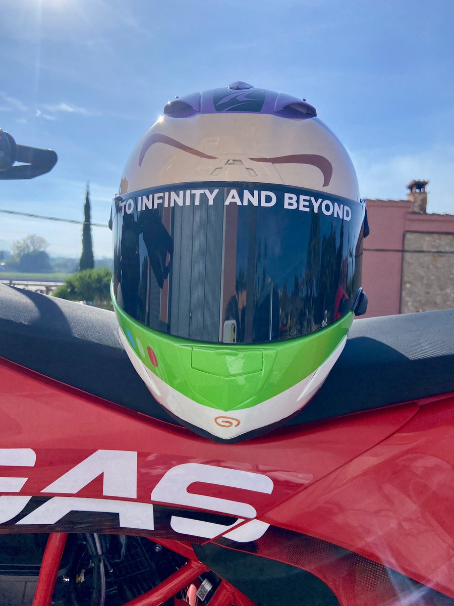 oriol_roige's tweet photo. SHARK Race-R Pro Buzz Lightyear Edition🧑🏼‍🚀🚀
#shark #buzzlightyear #motogp #helmet #race https://t.co/3Pd8b8zsnq