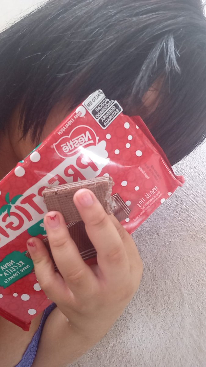 mortipherus_'s tweet image. depois de quase um mês, paulina finalmente recupera o biscoito q marlon roubou