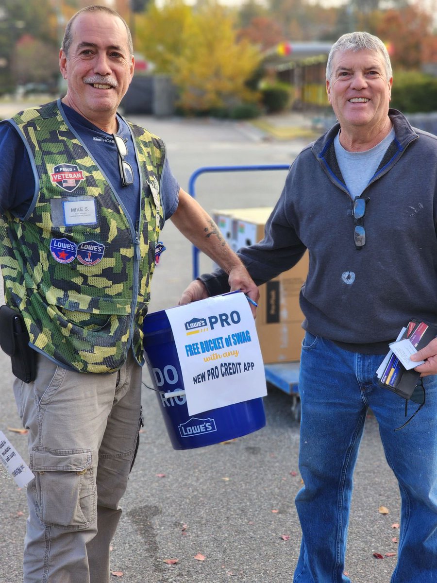 rayadee5's tweet photo. SMART customer service at its finest! Lumber/Bld Materials Pro Mike Silva asking the right questions; signing up a new business owner to all the benefits Lowes Pro offer. #439TheBattlefield #ProVember #ProFirst @DaveJusino @TimAlli54261798 @ucntf807 @eric_marler @PresnellLars https://t.co/7T5jARj7Dc