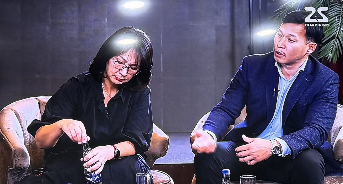 Арай ард түмнээ дорд үзээд байна уудаа 🤦🏻‍♂️🤦🏻‍♂️🤦🏻‍♂️🤦🏻‍♂️
Мөнхсаыхан: Цалин буугаад 3 хоног байхгүй архи уугаад л .. 
Жүр үр Мөнхзул : Тийм зүйл байхгүй ш дээ, манай ажлынханд лав тийм зүйл байдаггүй