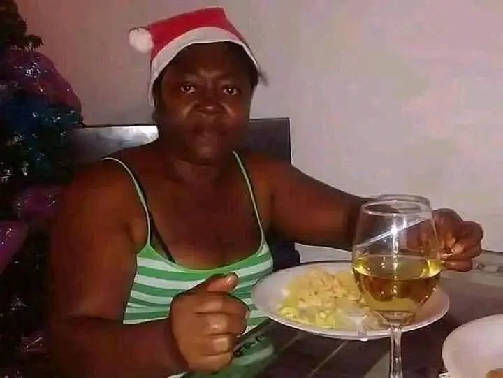 A_ravenclaw_'s tweet photo. Mi mamá viendo como mi “amiga" que traje a la cena navideña me dice mi amor https://t.co/4NArCSVjhX
