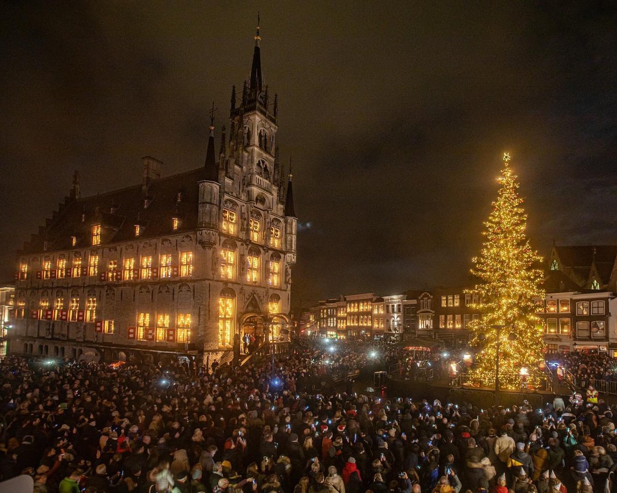 15 december: dagvullend programma (14.00-23.00!) met als hoogtepunt het programma bij de Boom van 19.00 tot 20.00. Met Bigband Concordia, Boudewijn Zwart, Gerben Budding, Goudse Popschool, Nannette Mans en Bibelebonz kinderen. Special Guest Jennie Lena. #Gouda
📸 Lima fotografie