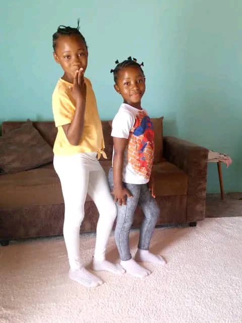 ErnisSlam's tweet image. Matin triste.
Depuis hier à Yaoundé, quartier Ngousso, mes deux petites cousines sont introuvables.
Merci de partager afin de nous aider à les retrouver.