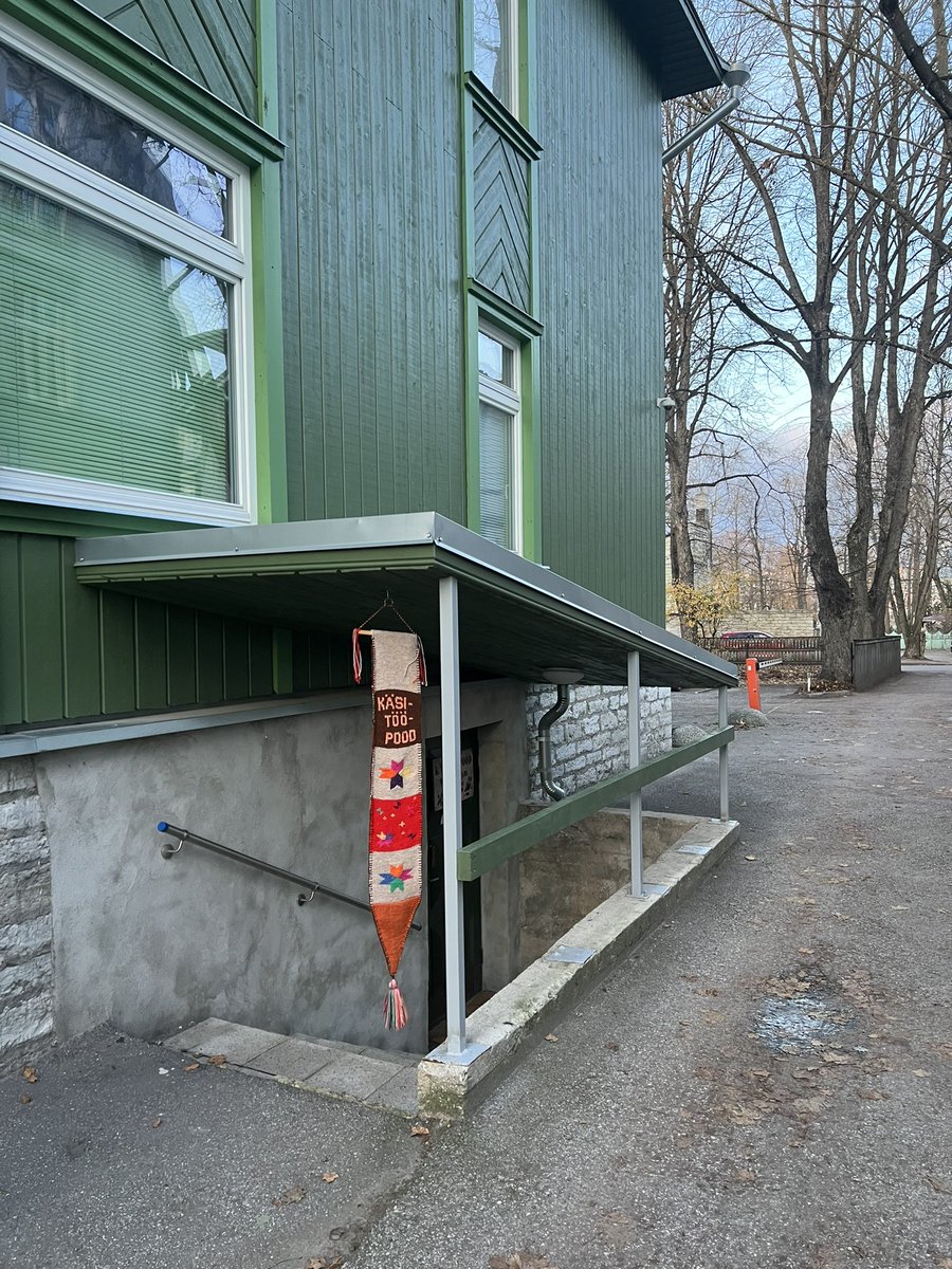 susanluitsalu's tweet photo. Kadriorus on Köleri ja Vesivärava vahel, NOPist üle tee umbes, selline vanatädide käsitööpood. Tädid tulevad seal ots otsaga kokku. Nii et minge vaadake, äkki leiate sealt kellelegi jõulukingi. Meie ostsime endale külma ilma saabumise puhul käpikud ja sõrmikud. https://t.co/AF6oW3U1lj